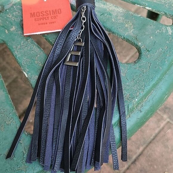 3/10$ Black tassle hook with E on chain - Picture 5 of 7